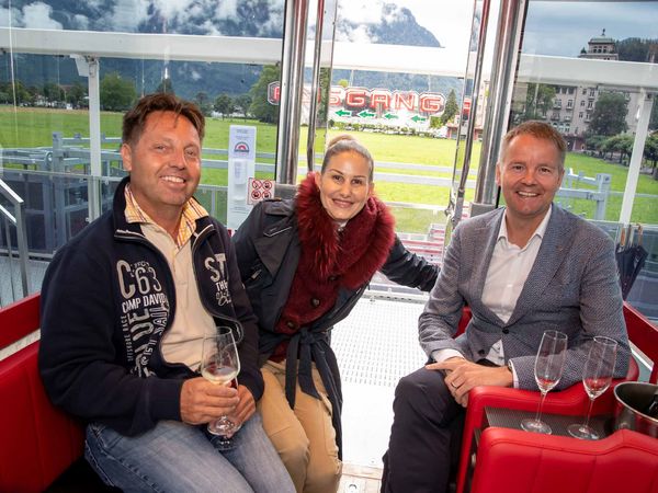 Daniel Sulzer mit der Betreiberfamilie Bourqin auf dem Riesenrad in Interlaken